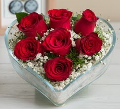Kalp içerisinde 7 adet kırmızı gül  Van çiçek gönderme sitemiz güvenlidir 