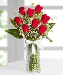 7 Adet vazoda kırmızı gül sevgiliye özel  Van çiçek siparişi sitesi 
